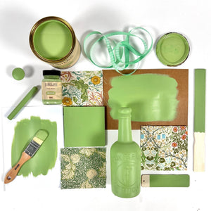 
                      
                        eau de nil flatlay
                      
                    